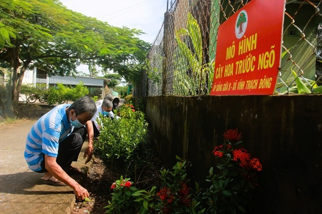  Mô hình trồng cây trước ngõ của Hội NCT xã Vĩnh Trạch Đông, TP Bạc Liêu góp phần tạo ra một môi trường xanh - sạch - đẹp cho cộng đồng.