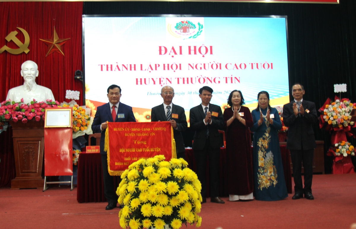 Lãnh đạo huyện Thường Tín trao bức trướng tặng Đại hội