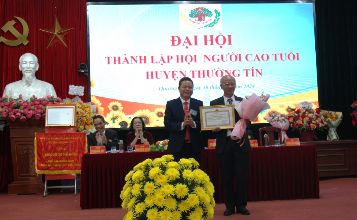 Trao Bằng khen của Chủ tịch UBND TP Hà Nội cho Hội NCT huyện Thường Tín