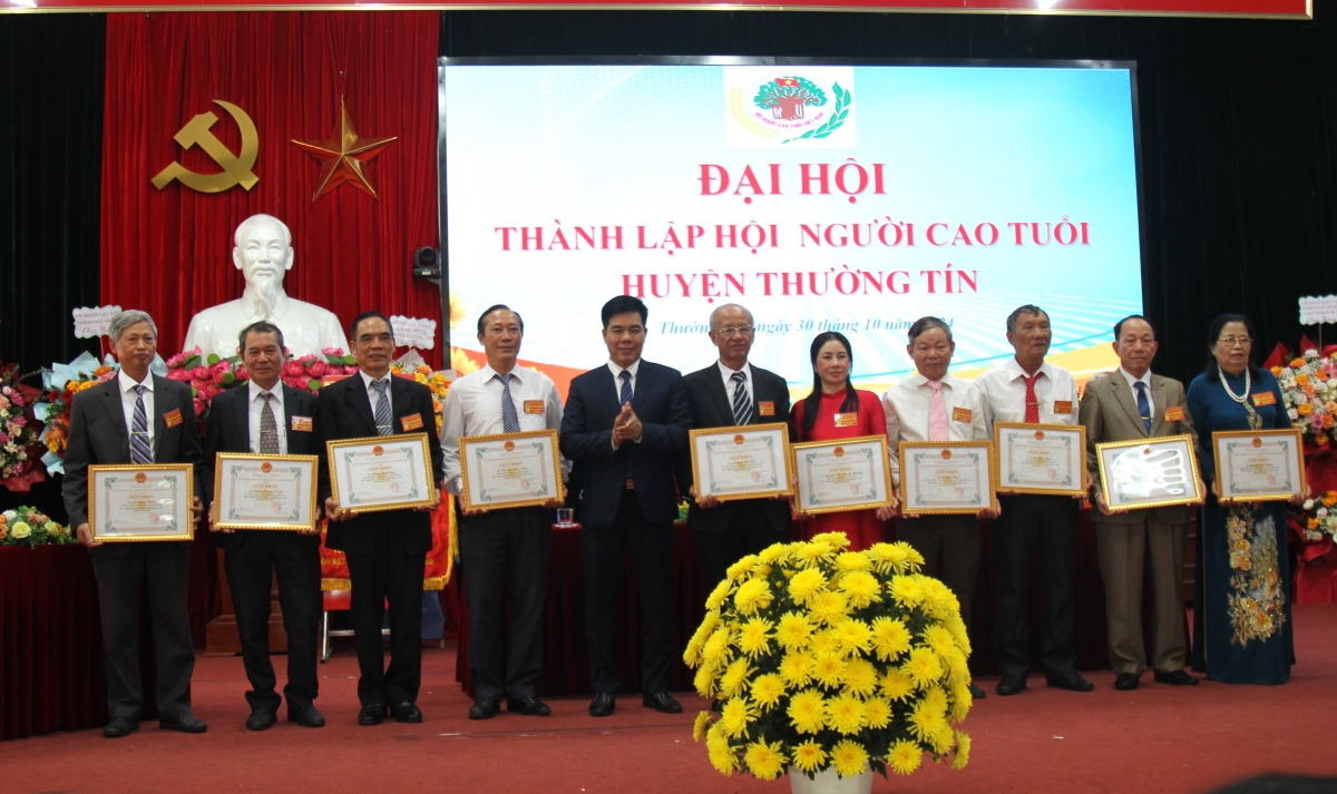 Trao Giấy khen của Chủ tịch UBND huyện Thường Tín cho các cá nhân xuất sắc