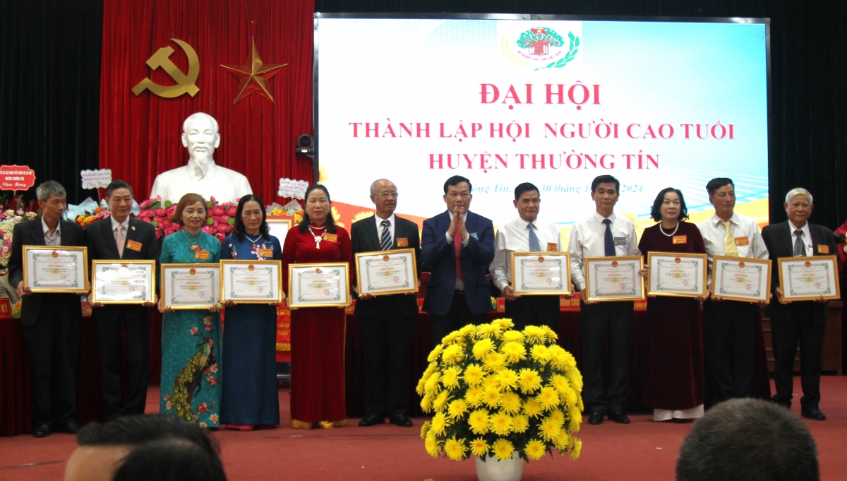 Trao Giấy khen của Chủ tịch UBND huyện Thường Tín cho các tập thể xuất sắc