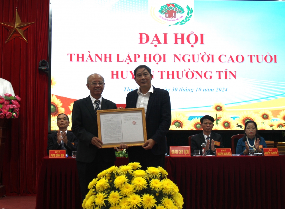 Trao Quyết định thành lập Hội NCT huyện Thường Tín