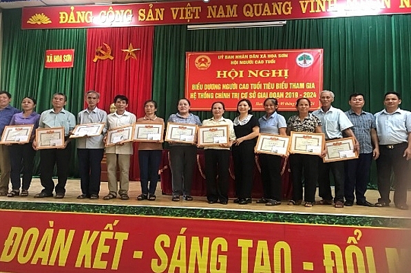 Trao Giấy khen cho NCT xã Hoa Sơn, huyện Anh Sơn có thành tích trong xây dựng hệ thống chính trị cơ sở