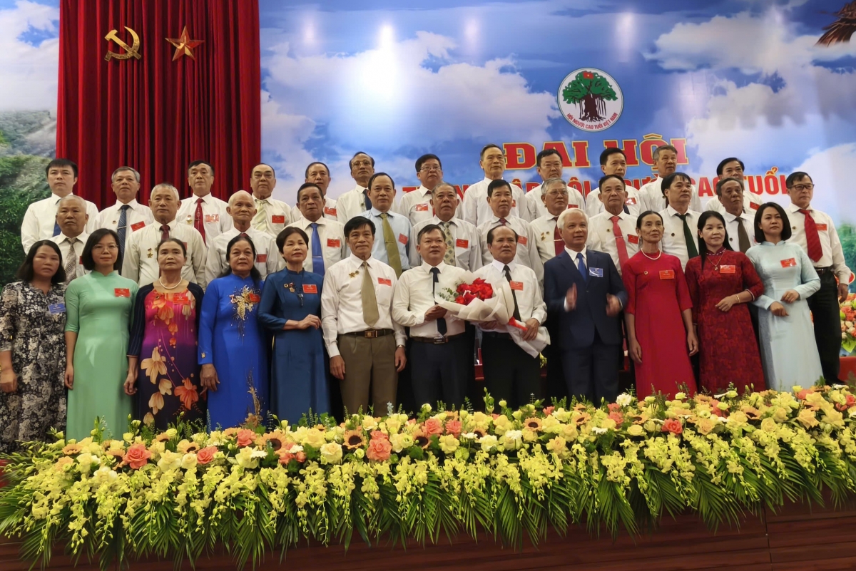 Lãnh đạo Hội NCT TP Hà Nội và lãnh đạo huyện Sóc Sơn chúc mừng Ban Chấp hành Hội NCT huyện