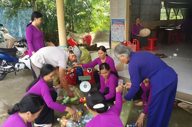 NCT xã Khánh Bình Đông, huyện Trần Văn Thời và người dân thực hiện thu gom, phân loại rác thải tại nguồn.