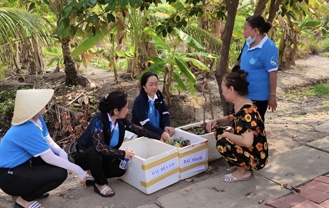 Hội NCT xã Tạ An Khương Đông, huyện Đầm Dơi phối hợp Hội Liên hiệp phụ nữ tuyên truyền vận động hội viên, người dân thực hiện phân loại rác thải tại nguồn.