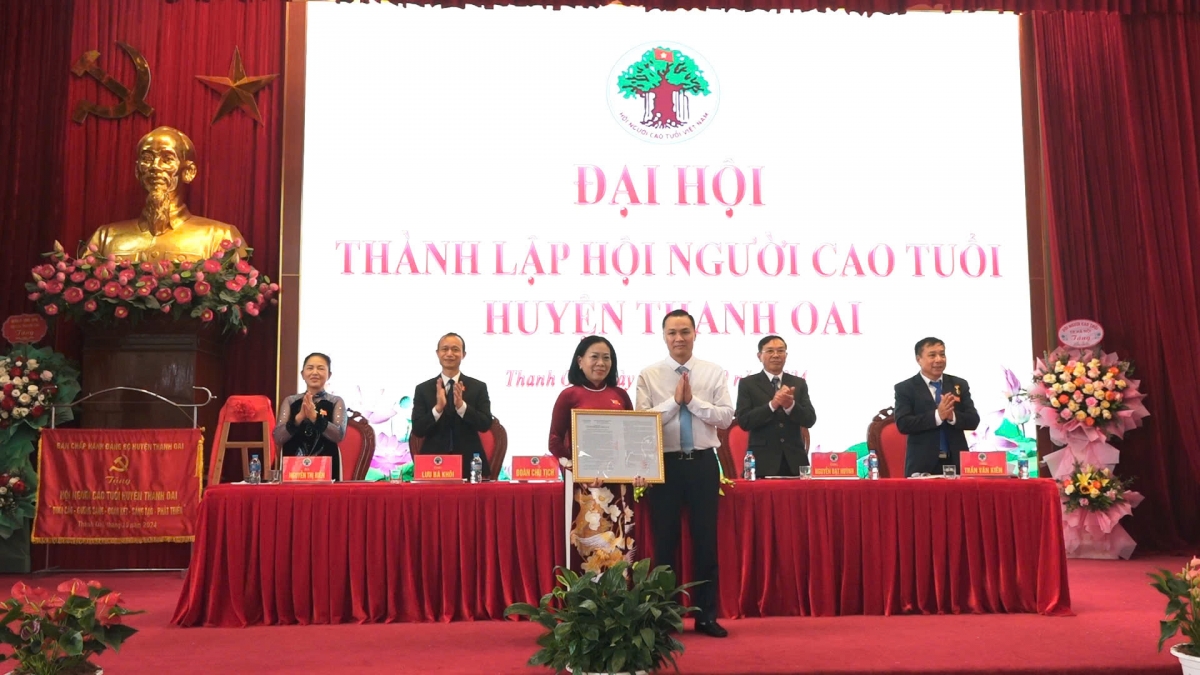 Khích lệ NCT tiếp tục tham gia vào sự nghiệp xây dựng và bảo vệ Thủ đô