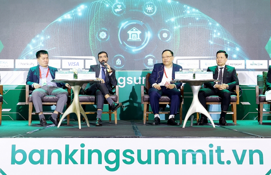 Ông Pranav Seth, Giám đốc Văn phòng Chuyển đổi số Techcombank (thứ 2, từ trái sang) chia sẻ những kết quả nổi bật trong chuyển đổi số của ngân hàng