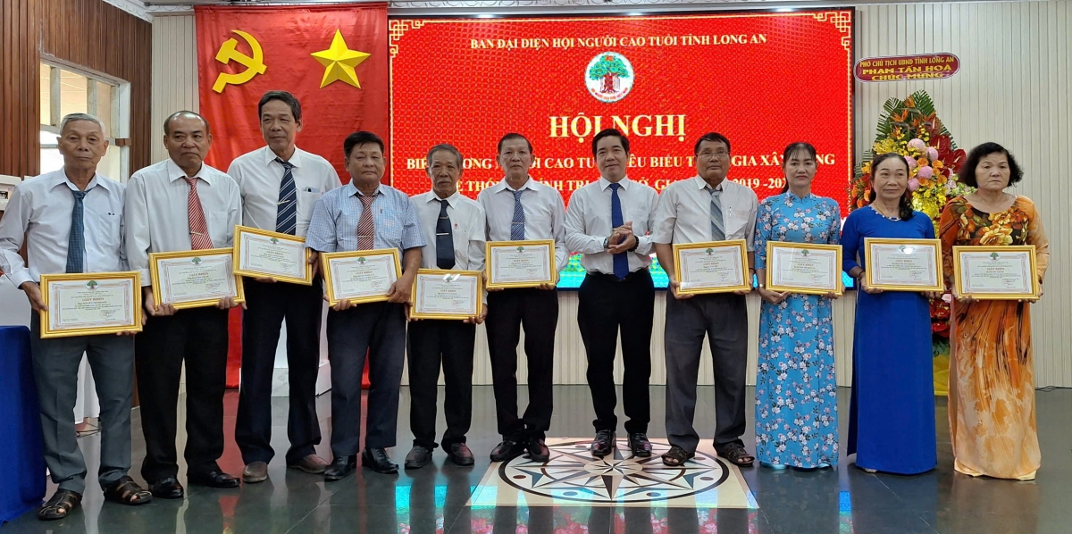 Trao Giấy khen của Hội NCT tỉnh cho các cá nhân tiêu biểu tham gia xây dựng hệ thống chính trị cơ sở tỉnh Long An