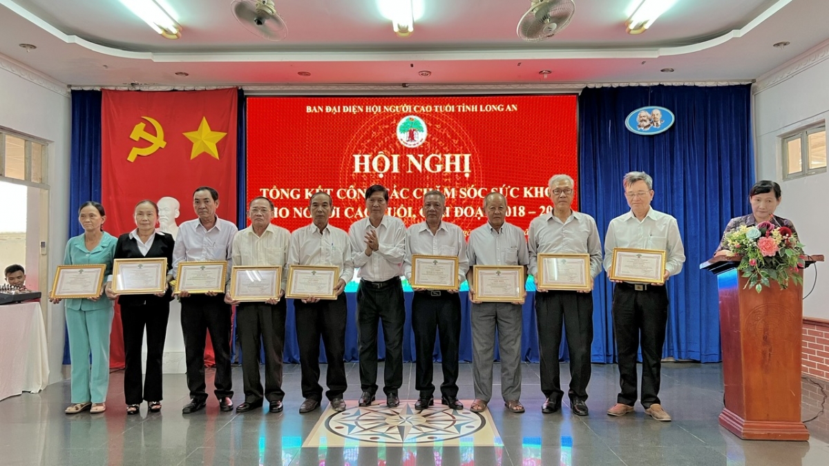 Trao Giấy khen của Hội NCT tỉnh cho các cá nhân tiêu biểu tham gia xây dựng hệ thống chính trị cơ sở tỉnh Long An