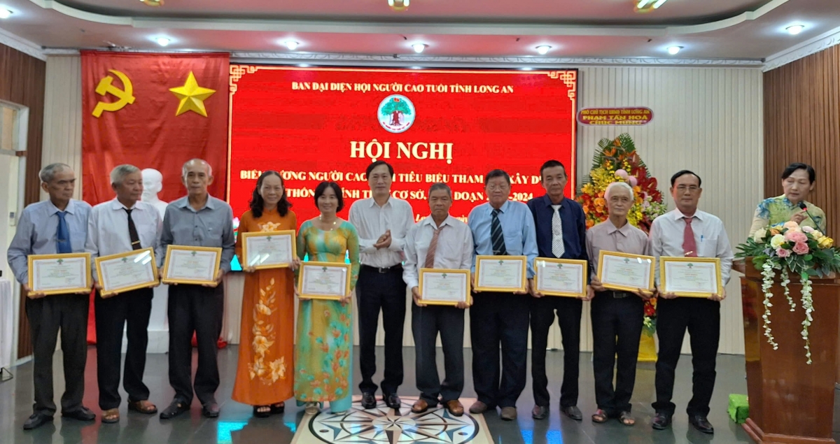 Trao Giấy khen của Hội NCT tỉnh cho các cá nhân tiêu biểu tham gia xây dựng hệ thống chính trị cơ sở tỉnh Long An