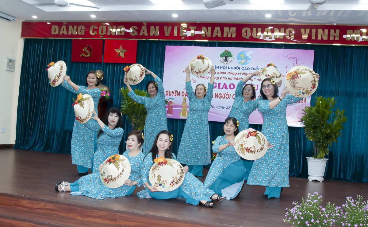Giao lưu Duyên dáng áo dài người cao tuổi quận 10 năm 2024