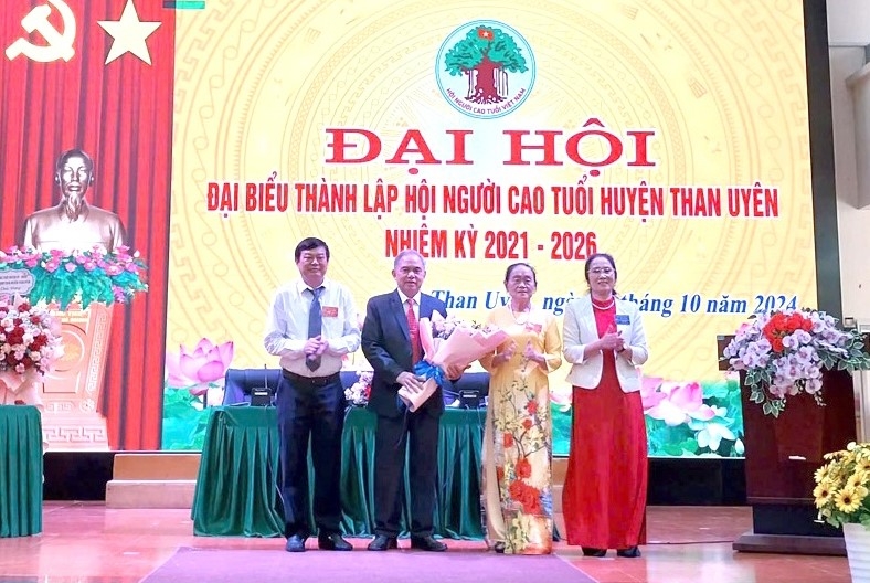 Lãnh đạo Hội NCT tỉnh Lai Châu tặng hoa chúc mừng Đại hội