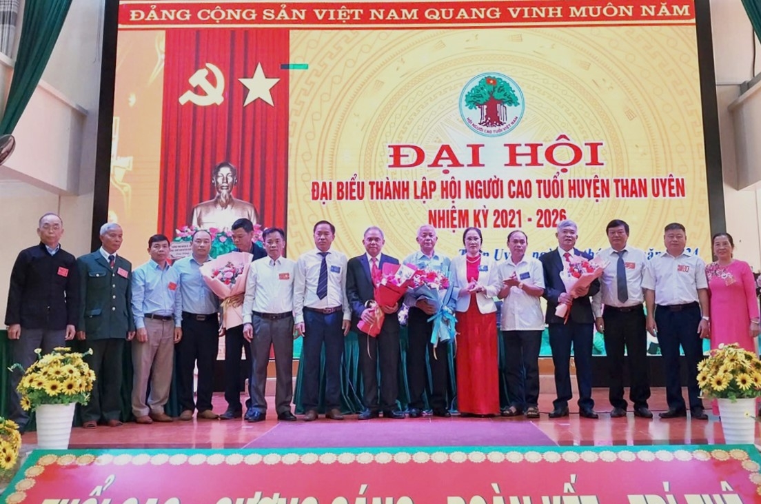 Lãnh đạo Hội NCT tỉnh và lãnh đạo huyện tặng hoa chúc mừng Ban Chấp hành Hội NCT huyện Than Uyên