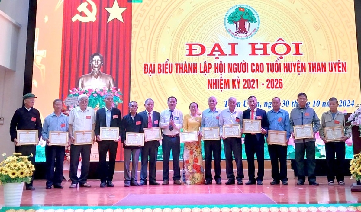 Trao Giấy khen của Chủ tịch UBND huyện cho các cá nhân tiêu biểu tham gia xây dựng hệ thống chính trị cơ sở giai đoạn 2019-2024