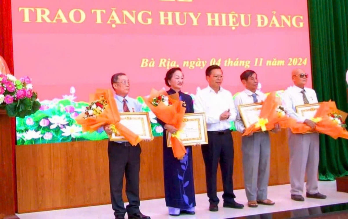TP Bà Rịa trao tặng Huy hiệu Đảng cho 11 đảng viên là NCT.
