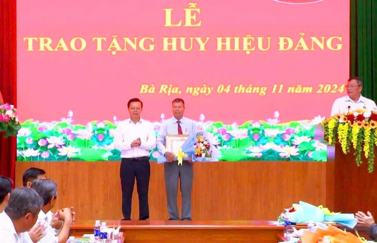 TP Bà Rịa trao tặng Huy hiệu Đảng cho 11 đảng viên là NCT.