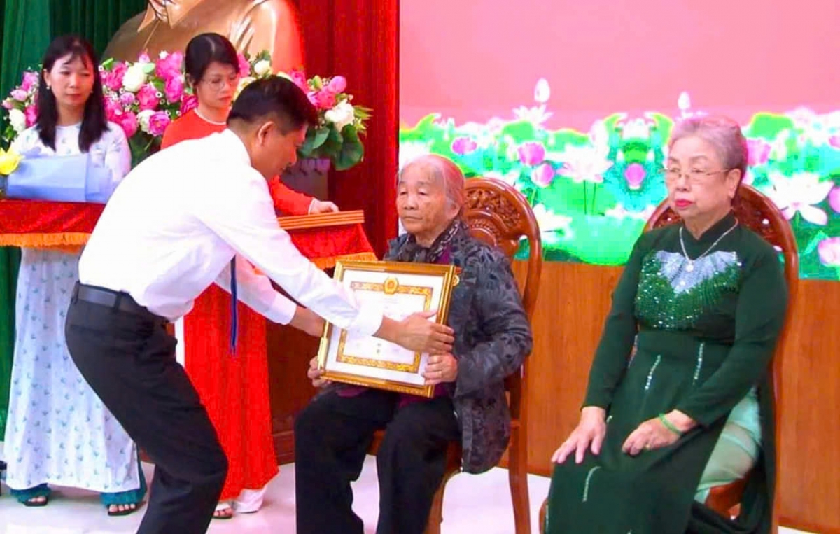 TP Bà Rịa trao tặng Huy hiệu Đảng cho 11 đảng viên là NCT.