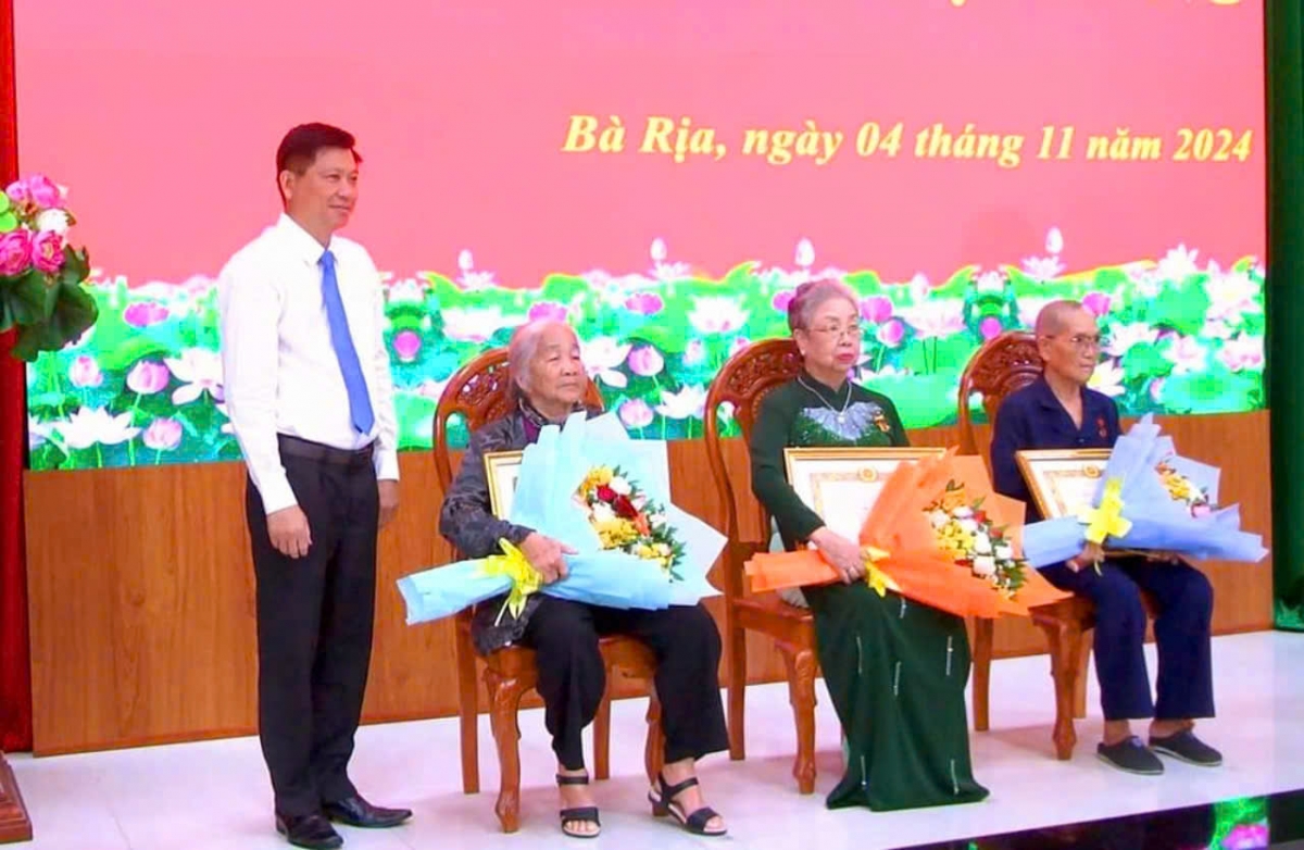 TP Bà Rịa trao tặng Huy hiệu Đảng cho 11 đảng viên là NCT.