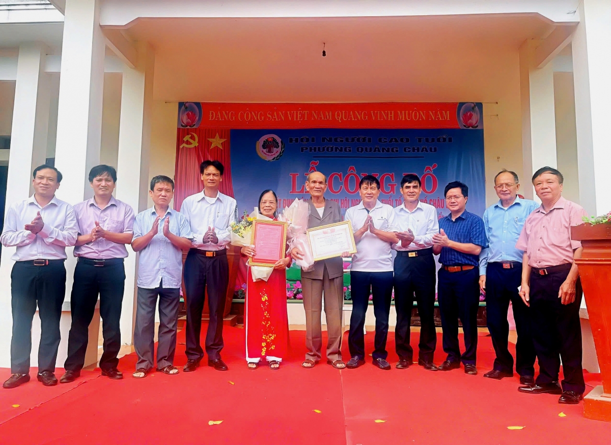 Ông Nguyễn Xuân Phong, Phó Chủ tịch Hội NCT Thanh Hóa trao bằng công nhận Chi hội hạnh phúc cho Chi hội NCT tổ dân phố Châu Bình