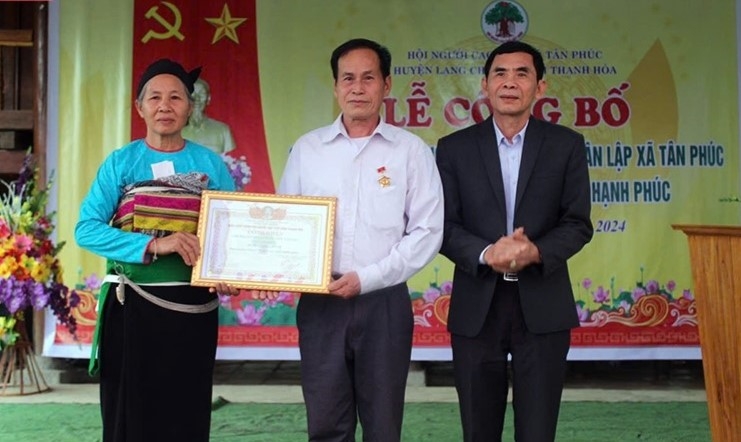 Phó Chủ tịch Thường trực Hội NCT tỉnh Ngô Tôn Tẫn trao Quyết định công nhận Chi hội NCT hạnh phúc cho Chi hội NCT thôn Tân Lập, xã Tân Phúc, huyện Lang Chánh