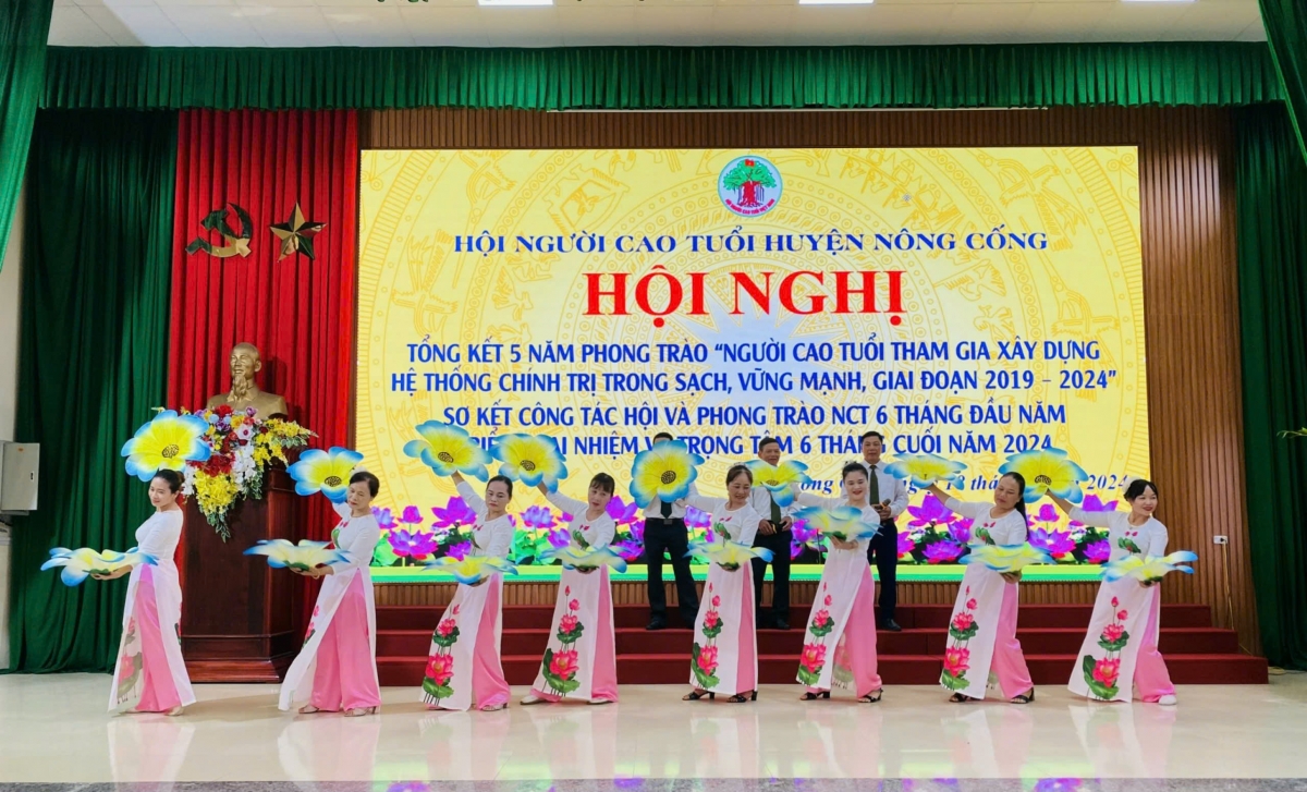 Tích cực tham gia xây dựng hệ thống chính trị cơ sở và phát triển kinh tế-xã hội ở địa phương