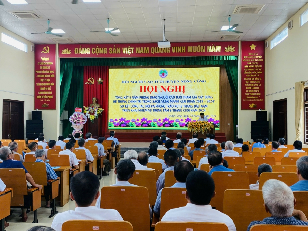 Tích cực tham gia xây dựng hệ thống chính trị cơ sở và phát triển kinh tế-xã hội ở địa phương