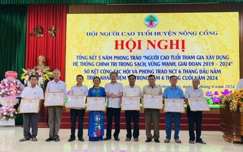 Tích cực tham gia xây dựng hệ thống chính trị cơ sở và phát triển kinh tế-xã hội ở địa phương