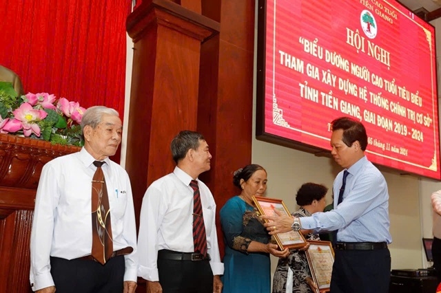 Ông Nguyễn Thành Diệu, Phó Chủ tịch UBND tỉnh trao Bằng khen cho các cá nhân có thành tích xuất sắc