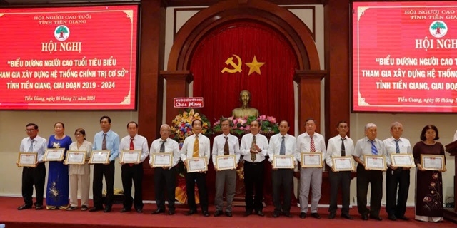 Chủ tịch Hội NCT tỉnh ông Nguyễn Ngọc Minh trao chứng nhận NCT tiêu biểu.