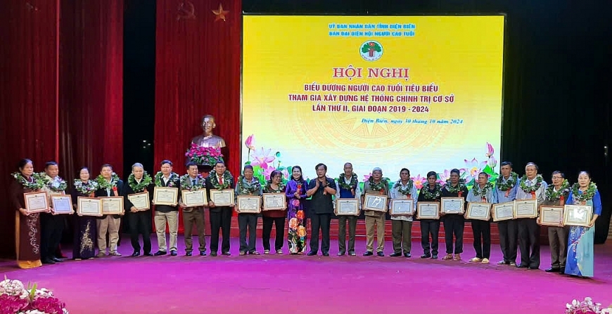 Trao Giấy khen của Hội NCT tỉnh Điện Biên cho các cá nhân tiêu biểu.
