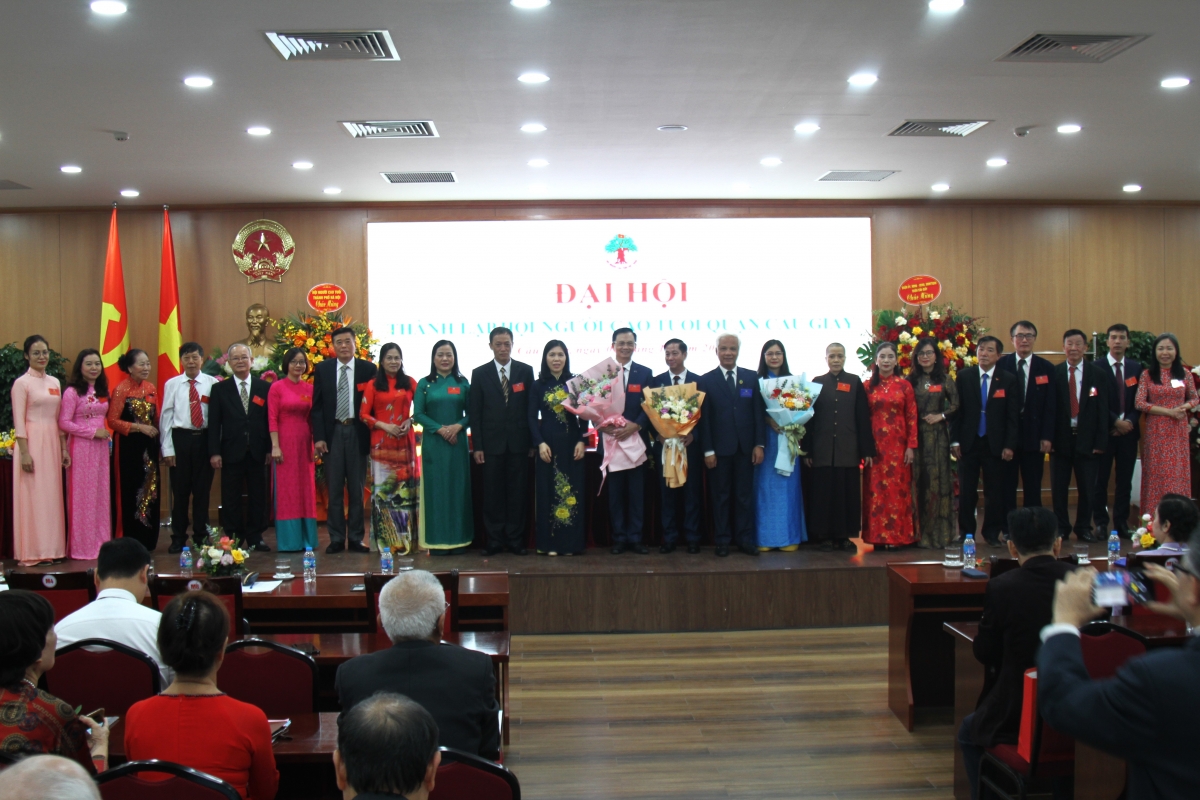 Lãnh đạo Hội NCT TP Hà Nội và lãnh đạo quận Cầu Giấy tặng hoa chúc mừng Ban Chấp hành Hội NCT quận