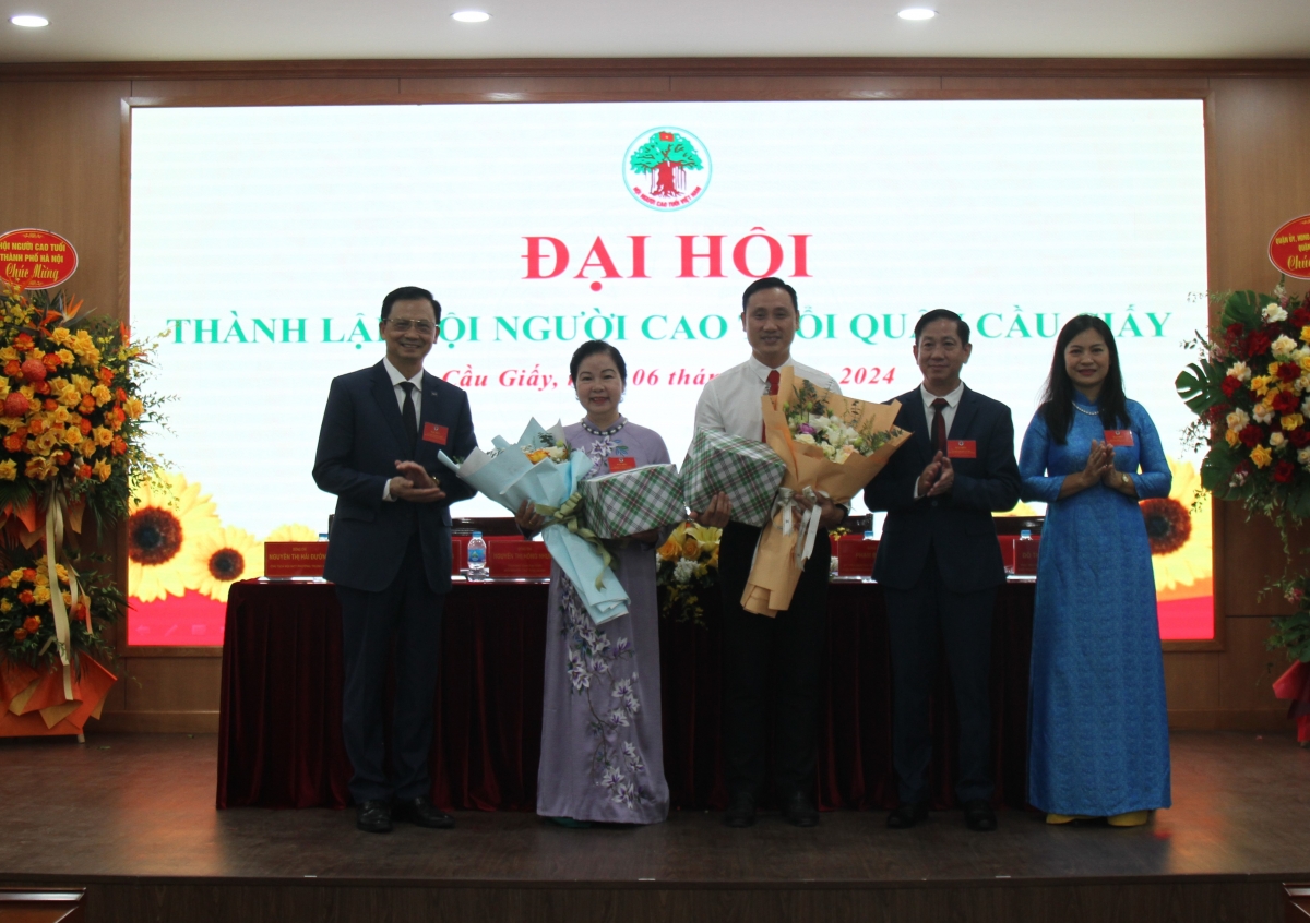 Tặng hoa cán bộ BĐD Hội NCT quận không tham gia Ban Chấp hành