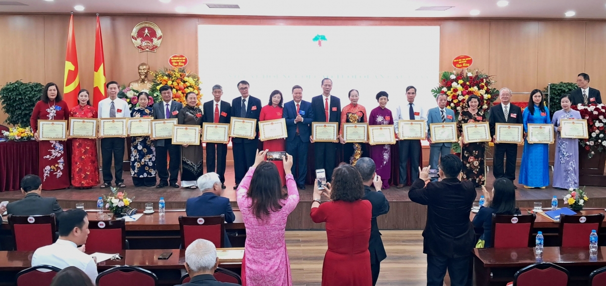 1 Trao Giấy khen của Chủ tịch UBND quận Cầu Giấy cho các tập thể, cá nhân xuất sắc