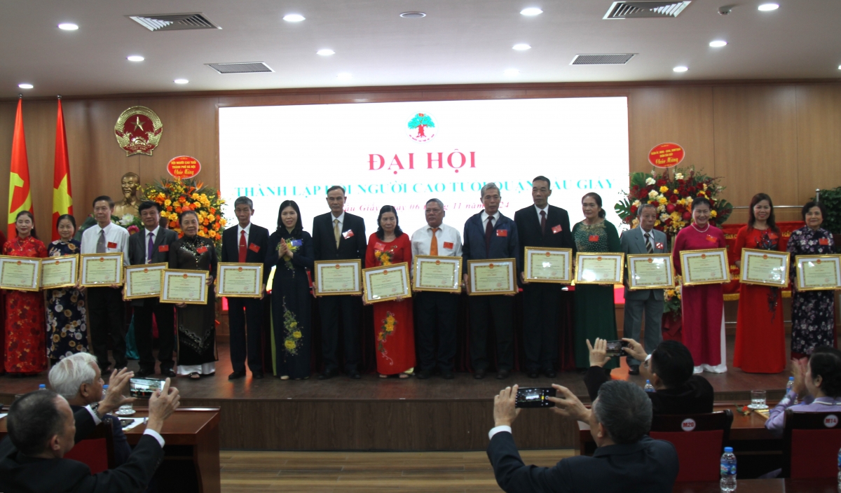 Trao Giấy khen của Chủ tịch UBND quận Cầu Giấy cho các tập thể xuất sắc