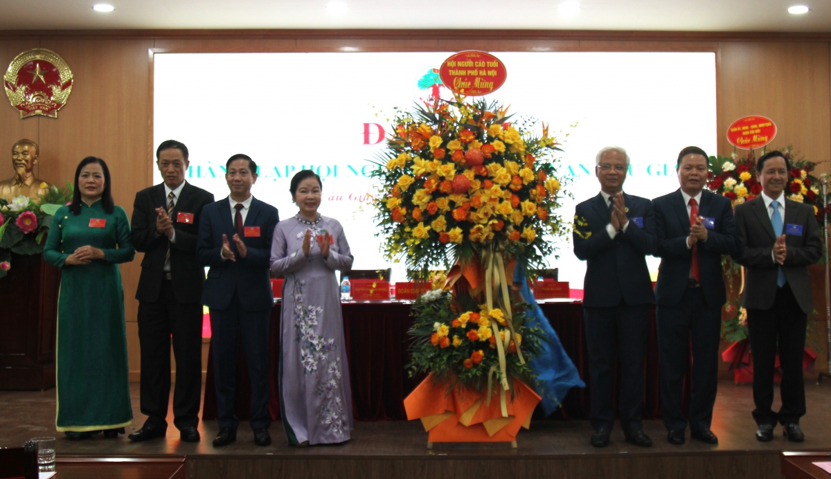 Lãnh đạo Hội NCT TP Hà Nội tặng hoa chúc mừng Đại hội
