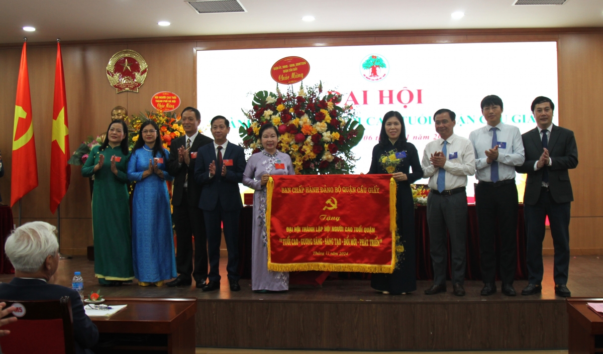 Lãnh đạo quận Cầu Giấy tặng bức trướng chúc mừng Đại hội