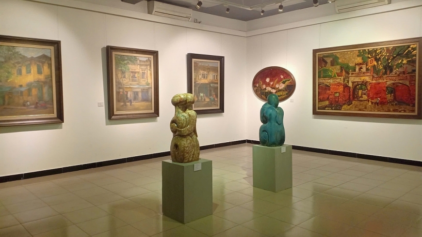 Triển lãm mĩ thuật của nhóm Đan tay: “Khúc giao mùa” được mượn làm chủ đề