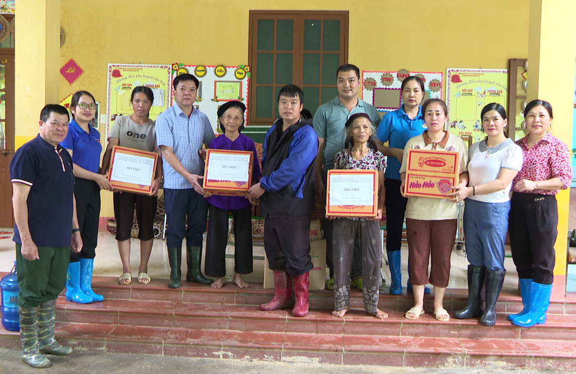 Hỗ trợ NCT huyện Văn Quan khắc phục hậu quả cơn bão số 3