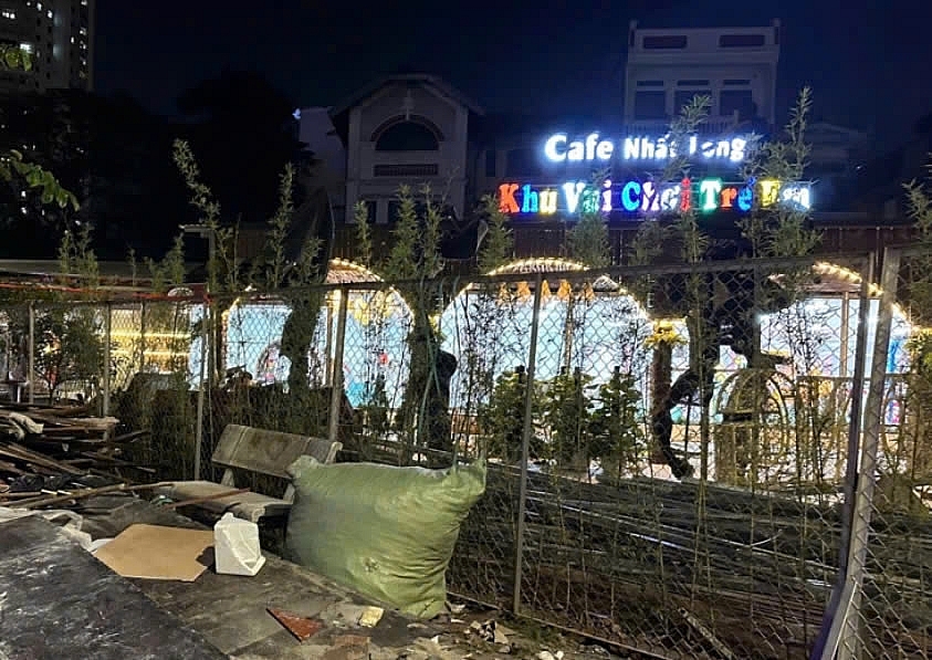 Khu đất công rộng hơn 1.000m2 tại số 34 phố Hoàng Liệt nay trở thành quán cà phê, khu vui chơi giải trí cho trẻ em hoạt động nhộn nhịp, tập nập.