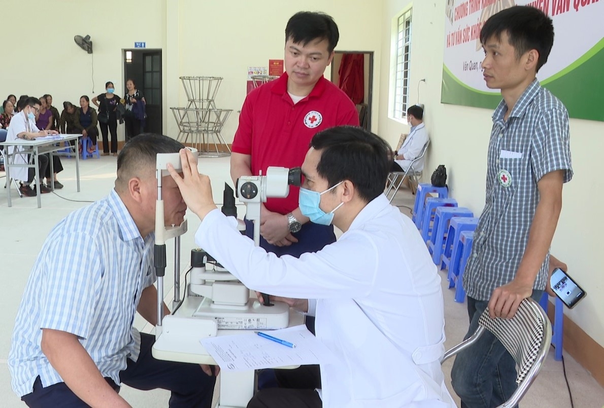 Khám mắt cho NCT huyện Văn Quan