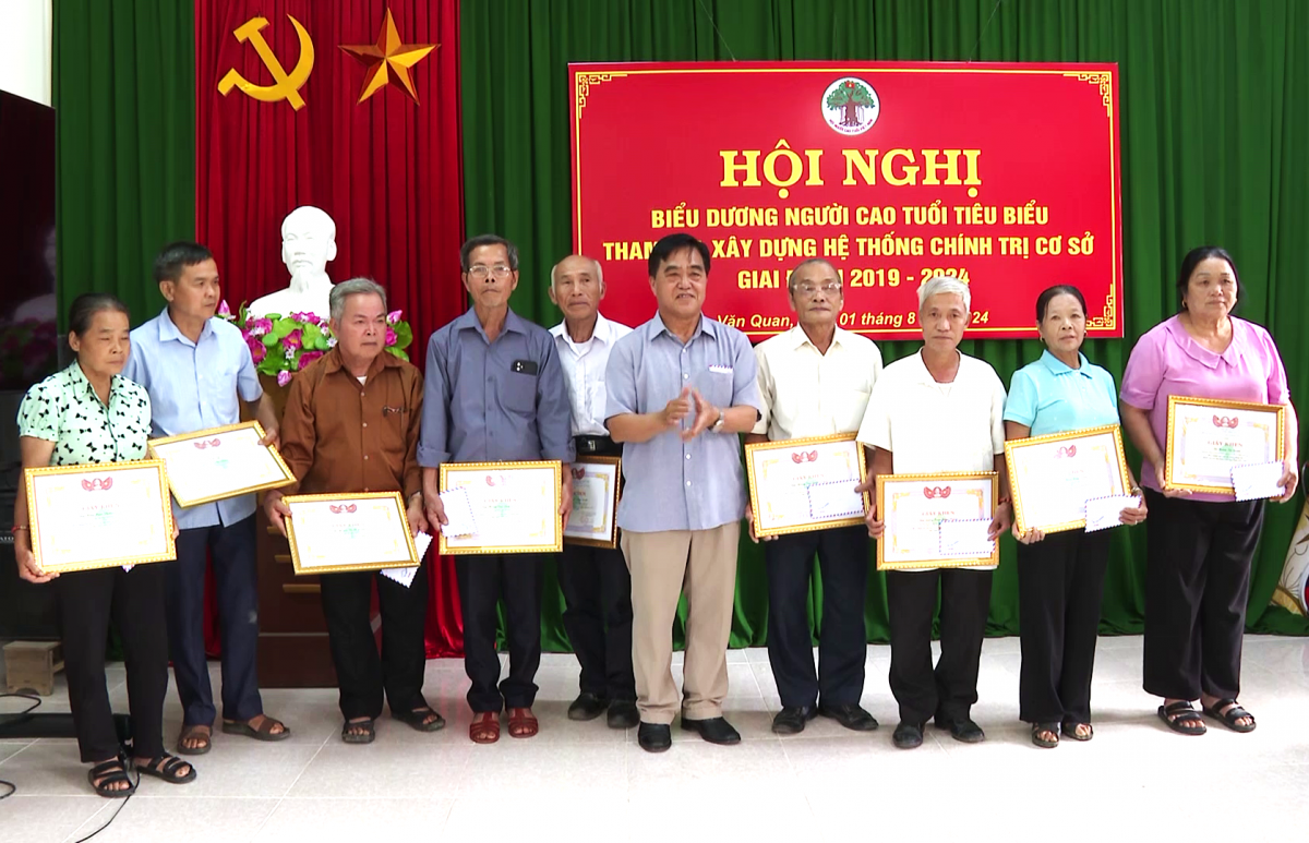 Ông Lương Đình Hoài trao Giấy khen của Chủ tịch Hội NCT huyện Văn Quan cho các cá nhân xuất sắc