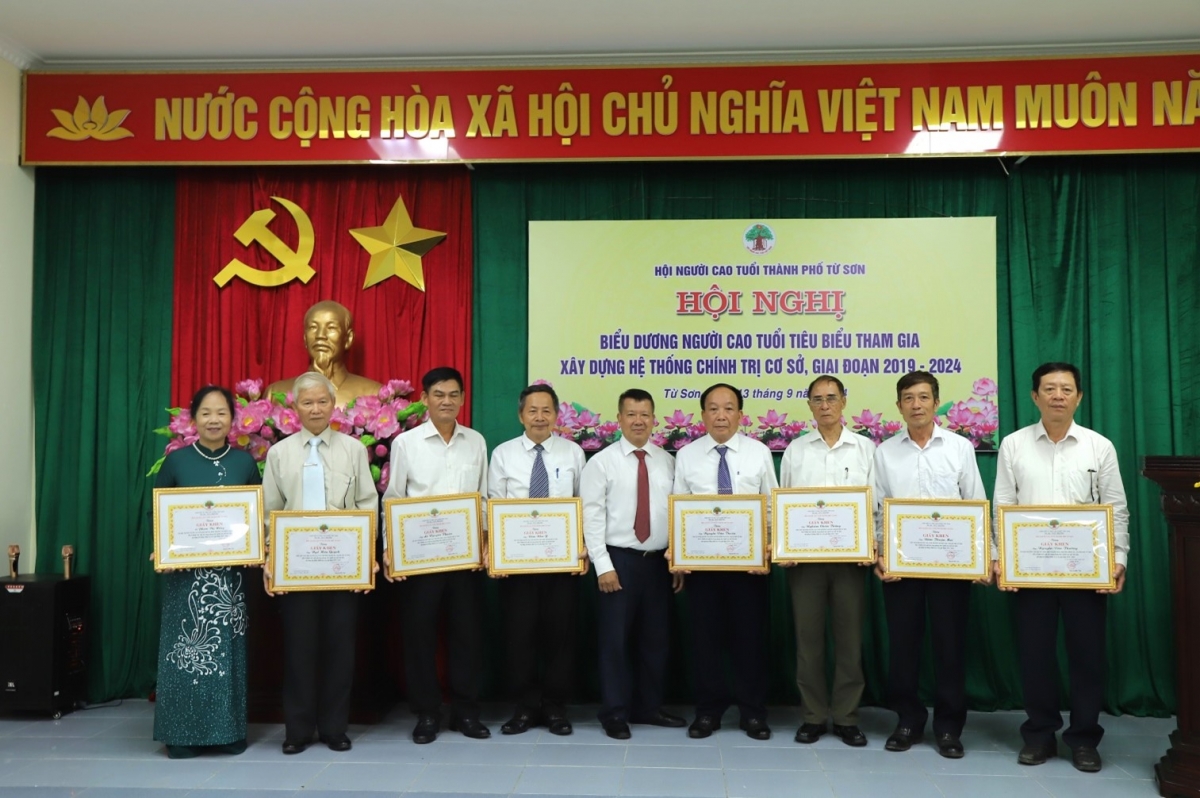 Trao Giấy khen của Hội NCT TP Từ Sơn cho các cá nhân tiêu biểu tham gia xây dựng hệ thống chính trị cơ sở giai đoạn 2019-2024