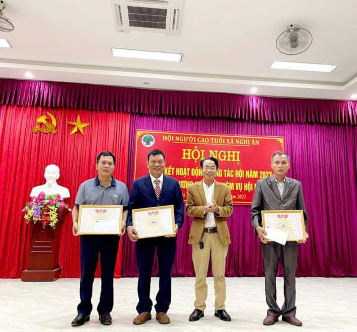 Người luôn nêu gương sáng trong mọi công tác ở cơ sở