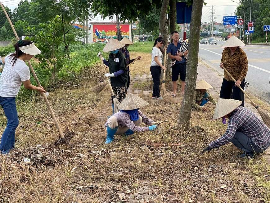 Hưởng ứng ngày “Chủ nhật xanh” Chi hội Phụ nữ Khu Kim Lăng thường xuyên tổ chức cho chị em làm vệ sinh môi trường tuyến đường tỉnh lộ (Đường Yên Hưng) dài 250m chạy qua khu dân cư.  