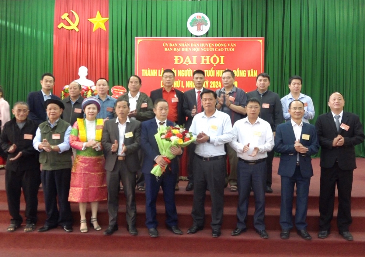 Lãnh đạo huyện Đồng Văn tặng hoa chúc mừng Ban Chấp hành Hội NCT huyện