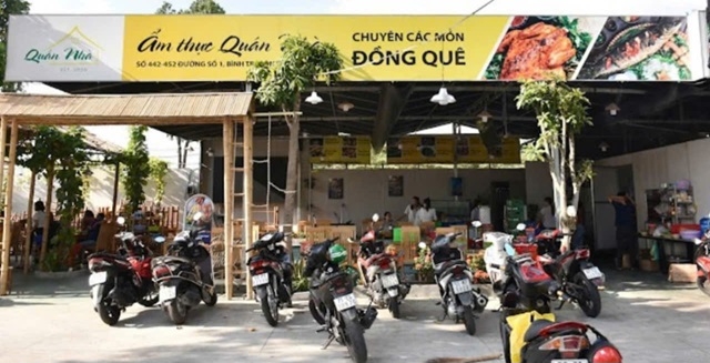 Không gian thoáng mát, thực khách sẽ thưởng thức các món ăn ngon đồng quê, dân dã theo phong cách Nam Bộ tại ẩm thực Quán nhà.