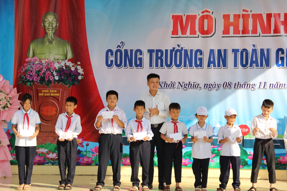 Nhựa Tiền Phong: Trao tặng 1000 mũ bảo hiểm và xe đạp cho học sinh