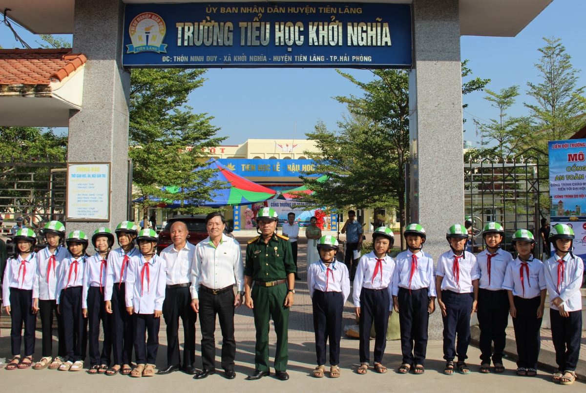 Nhựa Tiền Phong: Trao tặng 1000 mũ bảo hiểm và xe đạp cho học sinh