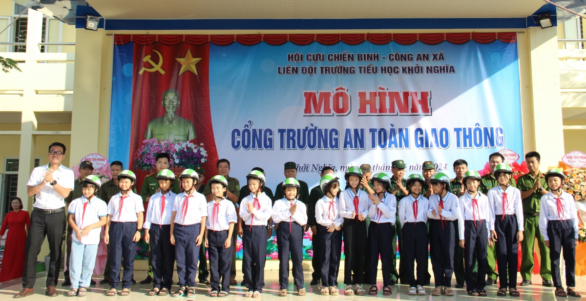 Nhựa Tiền Phong: Trao tặng 1000 mũ bảo hiểm và xe đạp cho học sinh